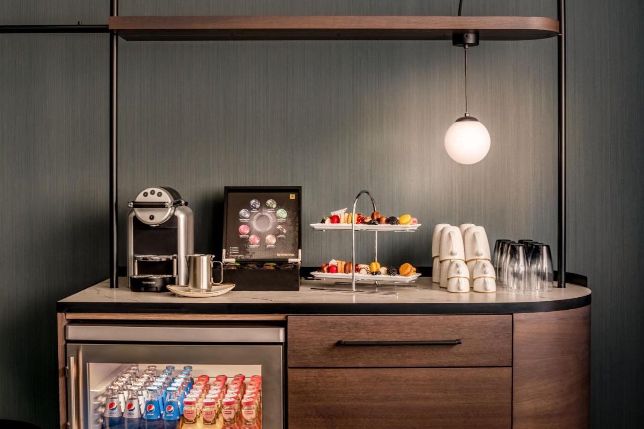 Frankfurt Marriott Hotel Frankfurt am Main Luaran gambar A Nespresso machine in a hotel room