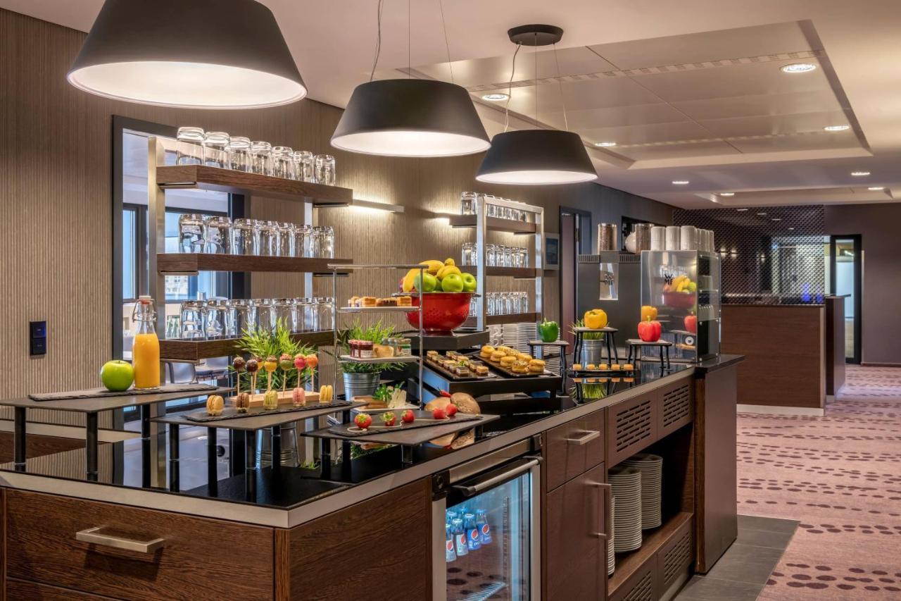 Frankfurt Marriott Hotel Frankfurt am Main Luaran gambar The buffet at the lounge