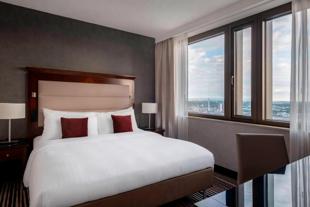 Frankfurt Marriott Hotel Frankfurt am Main Luaran gambar A bedroom at the Hilton London Canary Wharf