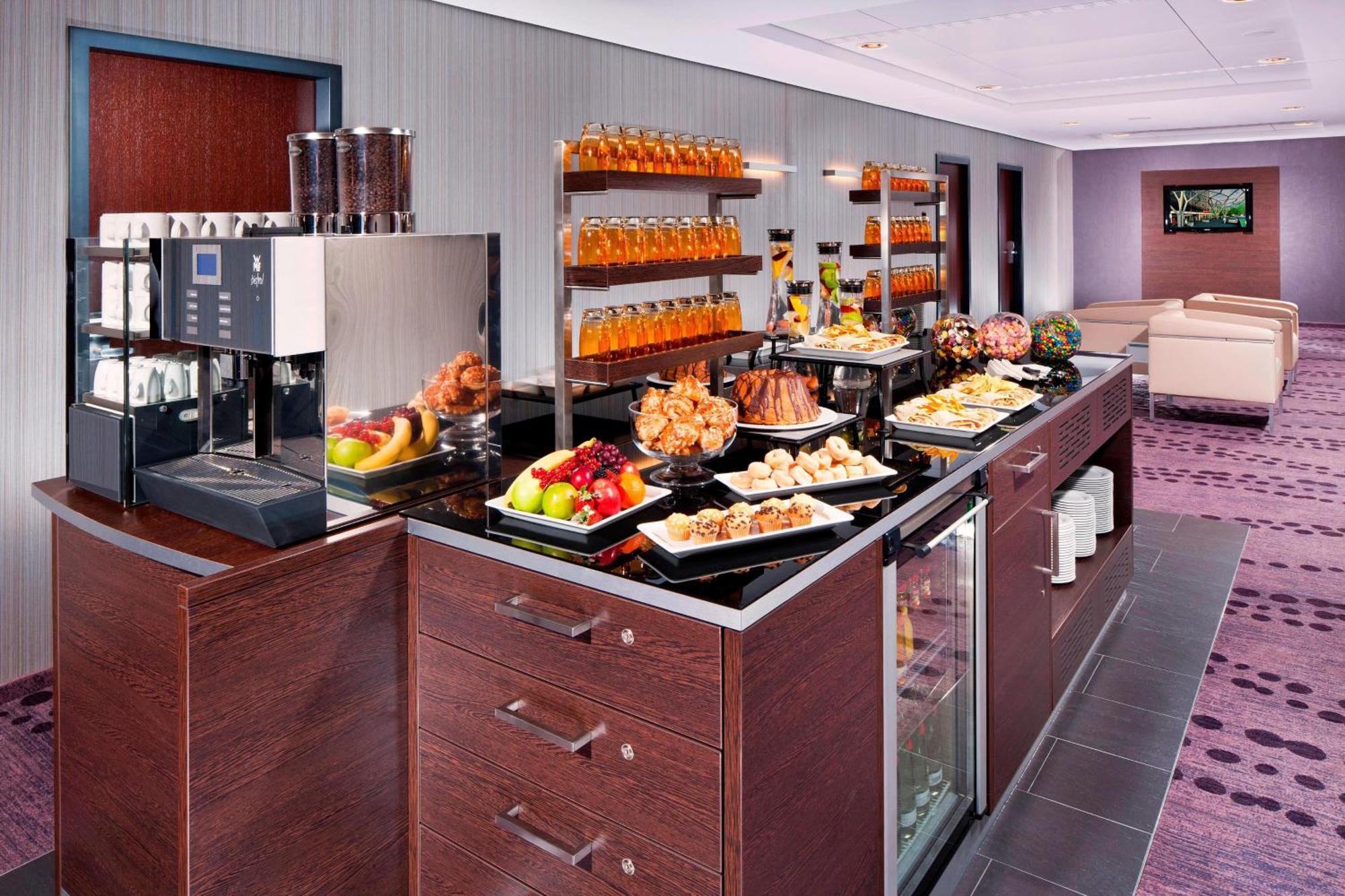 Frankfurt Marriott Hotel Frankfurt am Main Restoran gambar The buffet at the lounge